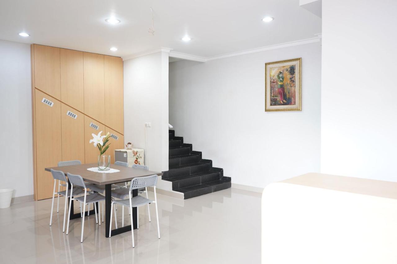 Urooms Senayan Jakarta Luaran gambar