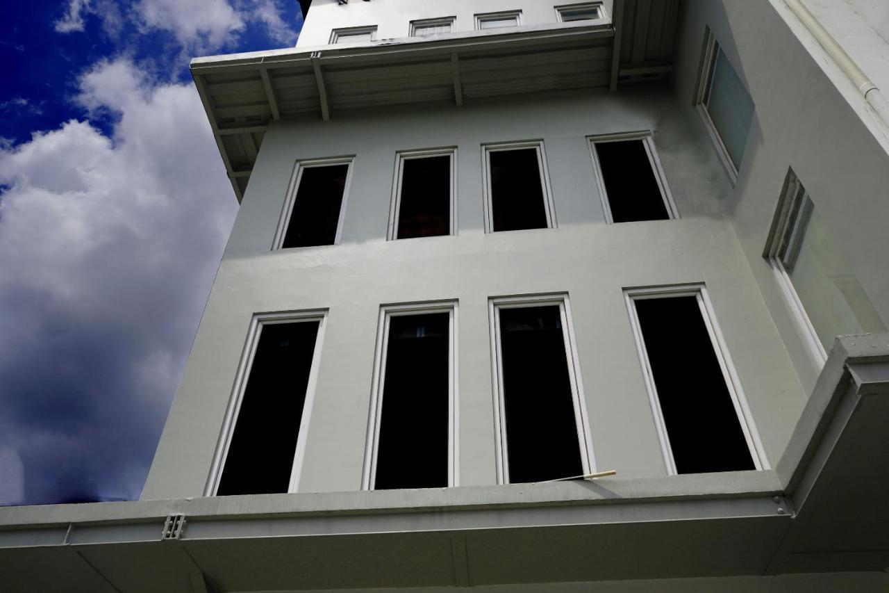 Urooms Senayan Jakarta Luaran gambar